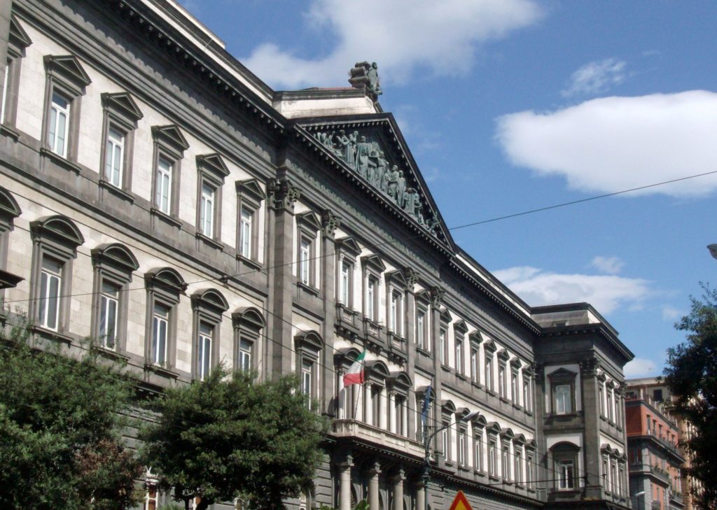 Facciata dell'Università degli Studi "Federico II”, la prima università statale al mondo. 