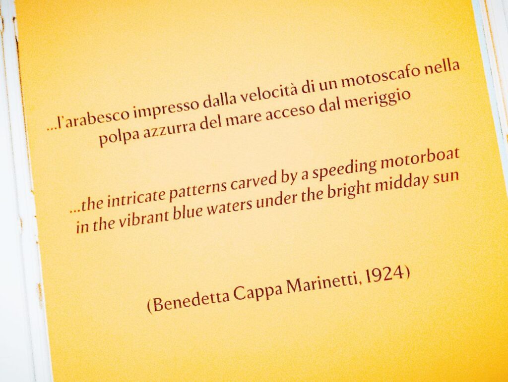 poesia di Benedetta Cappa Marinetti
l'arabesco impresso dalla velocità di un motoscafo nella polpa azzurra del mare acceso dal meriggio